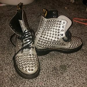 Shoes with spikes